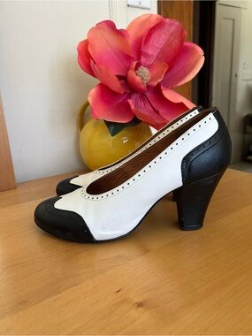 Royal Vintage 1940’s repro Spectator pumps